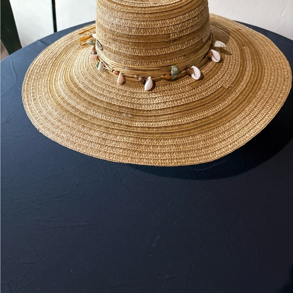 Chic Straw Sun Hat with Shell Details - Picture 2 of 3